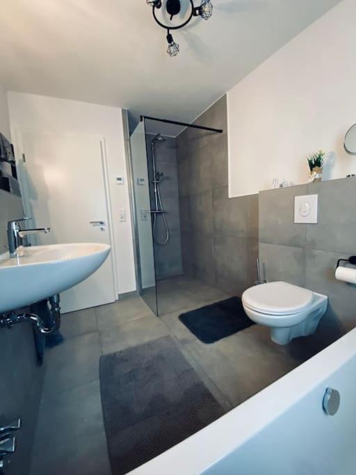 Grosse Moderne Ferienwohnung Auch Als Monteur Unterkunft Nutzbar, In Stolberg - Vicht 외부 사진